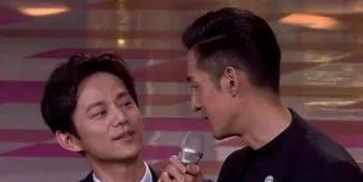 胡歌被传得二胎后首次露面，状态极佳，笑容满面。他身着便装，显得轻松自在，面对镜头