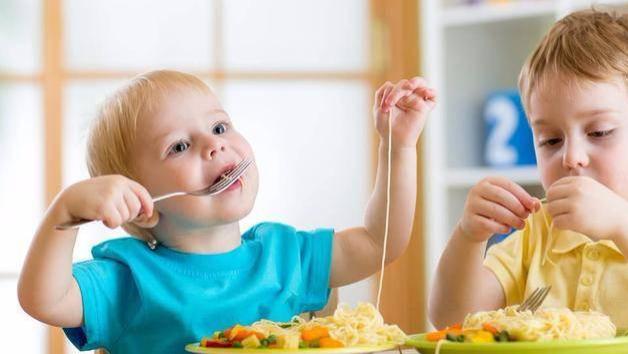 告别边吃边玩，读懂宝宝吃饱的“信号灯”