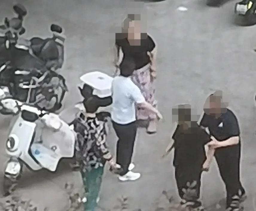 去朋友家玩，跟朋友聊天的时候，听到朋友家楼下有人在吵架，在阳台上看到，就在朋友家