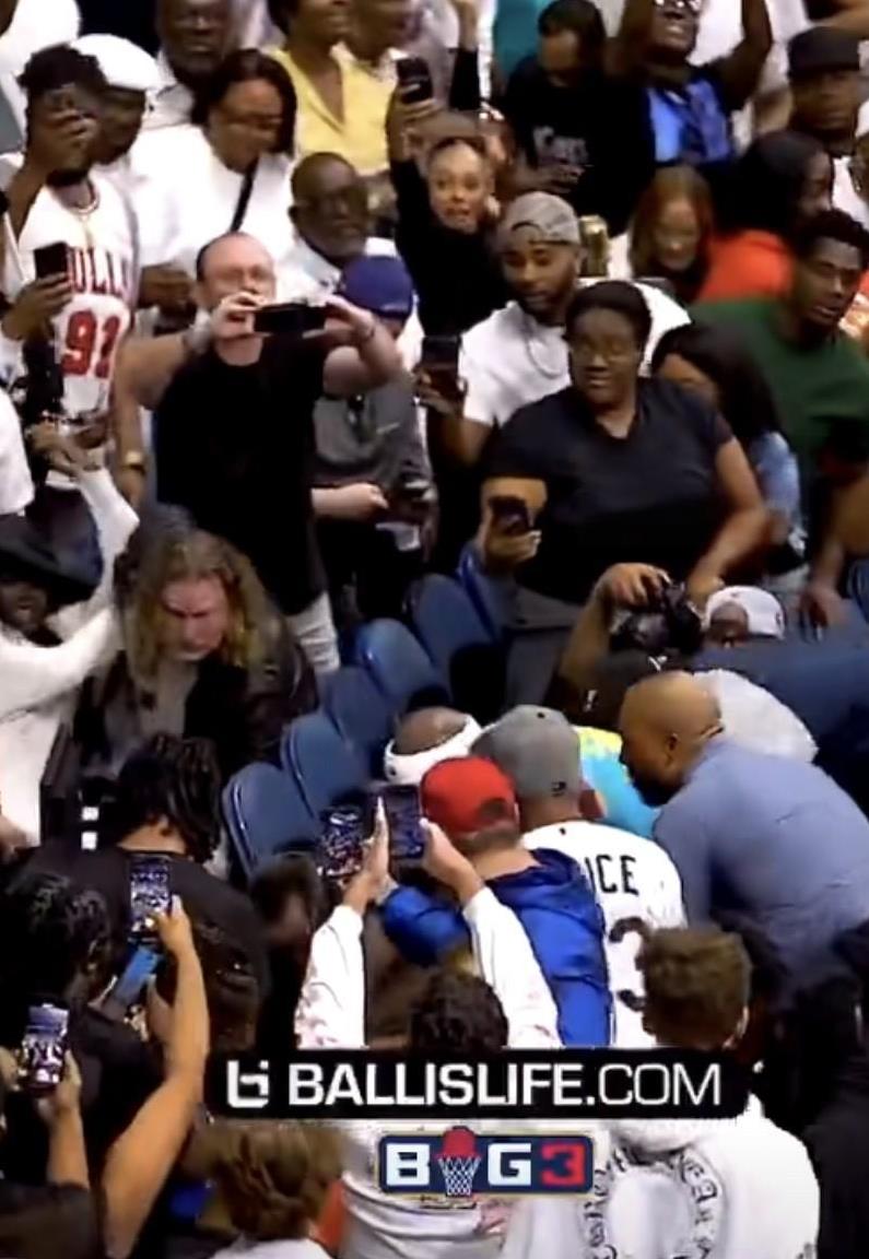 从NBA 打到BIG3联赛，在BIG3联赛的赛季揭幕战中，霍华德和芬森在球场上发