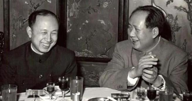 1964年，毛主席生日宴上，欲递烟又收回，意味深长地说：“还是要自力更生”。
