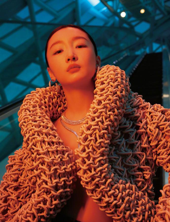 周冬雨这次Vogue封面造型确实有点东西，脖子上挂蟒蛇那套直接让我怀疑自己审美掉