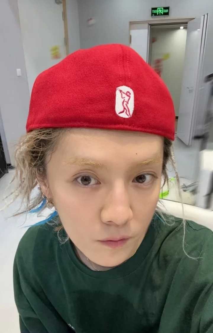 鹿晗的脸为什么会变成现在这样？
有没有人可以给理性分析下鹿晗的脸为什么越来越扁平