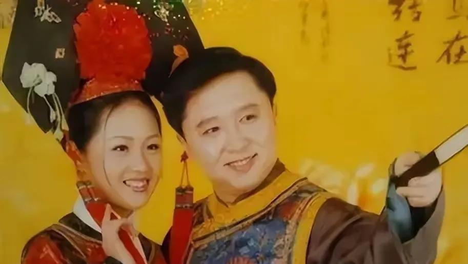 这是于谦的结婚照，他比妻子大10岁，那时还是小鲜肉。在妻子还是大学生时，就相中人