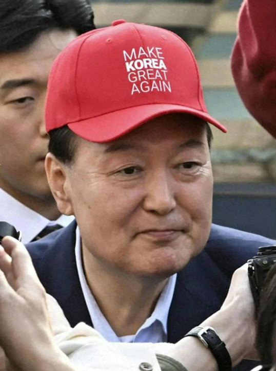 韩国前总统尹锡悦模仿特朗普











尹锡悦居然模仿特朗普，还给自己