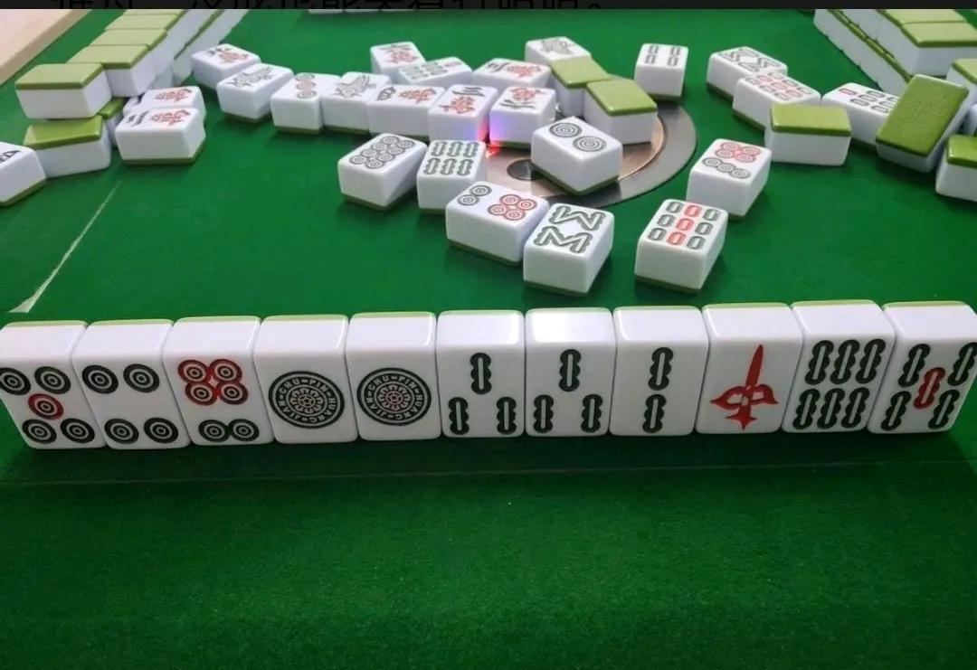 为什么麻将馆里容易发生感情：第一，喜欢去麻将馆打麻将的女人大多是内心比较空虚的，