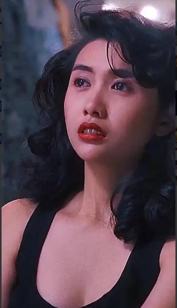 1997年邱淑贞和王晶分手后，转身嫁给了身家百亿的沈嘉伟。结果结婚当天，沈嘉伟正