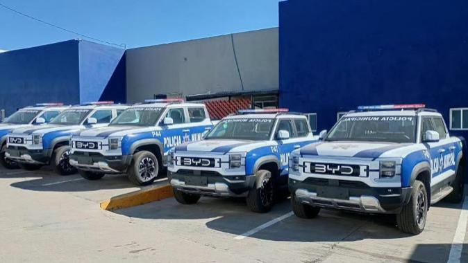 墨西哥警察驾驶比亚迪“鲨鱼”皮卡巡逻：公务车市场掀起中国潮流！