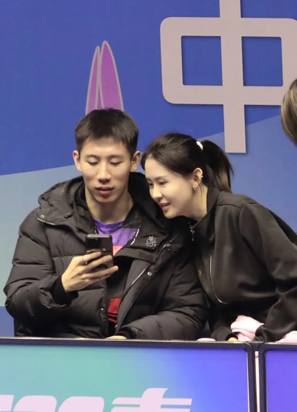 这两人不是去打比赛的，他俩主要是去谈恋爱的！
   程靖淇与女友在全运会场边秀恩
