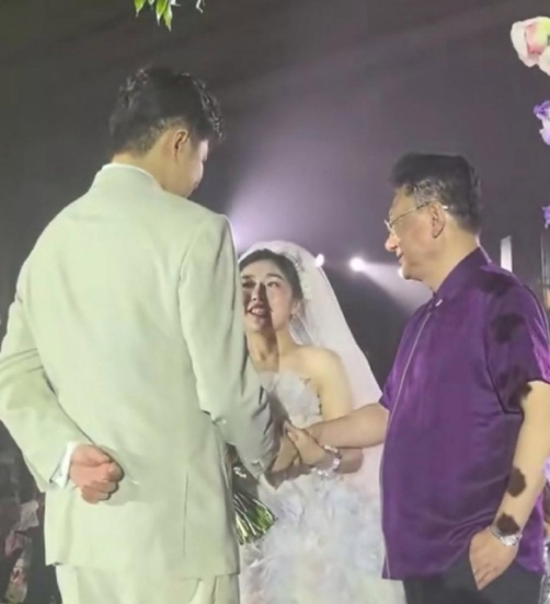 金龟子女儿补办了婚礼，在婚礼上，金龟子还和董浩叔叔同台献唱，这俩人真的没什么1变