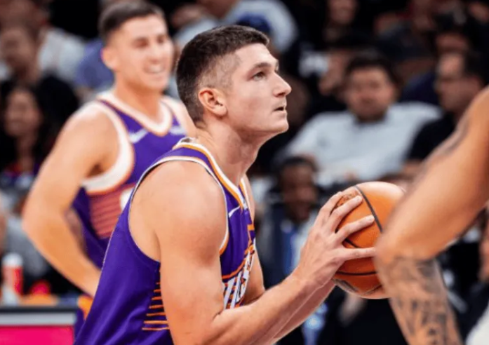 NBA常规赛，太阳主场对阵鹈鹕。
本场比赛，太阳球员格雷森-阿伦已经砍下42分2