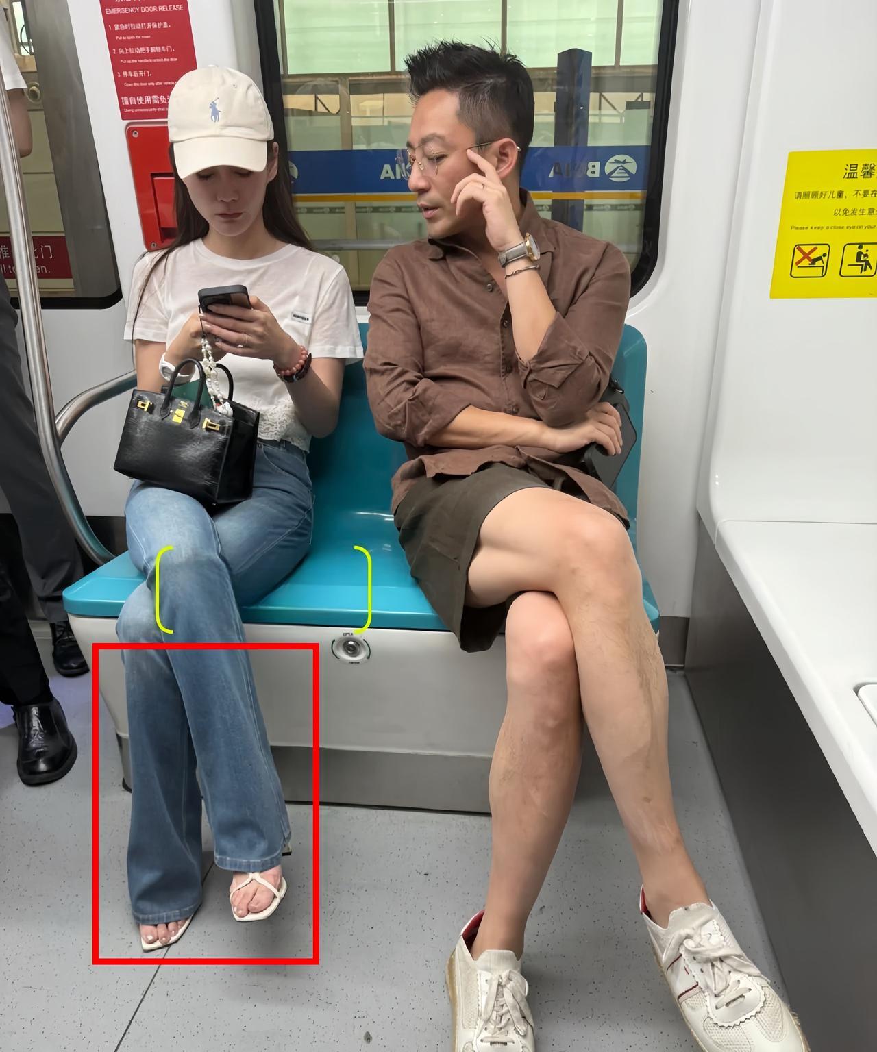 看到这张照片
我终于明白
为什么马筱梅长得漂亮又有钱了，原来她是“希腊脚”
不知