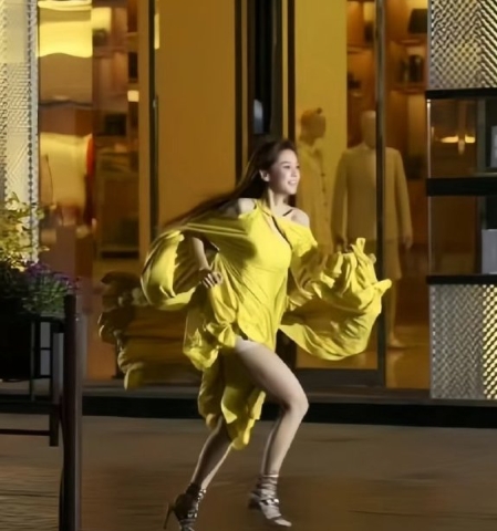 Angelababy淡黄的长裙，蓬松的头发。