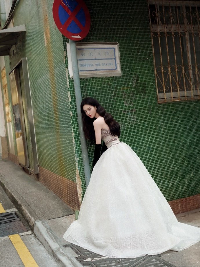 是谁被沈羽洁的“落跑千金”造型一眼击中心脏？复古慵懒的卷发，纯净优雅的白裙，与充