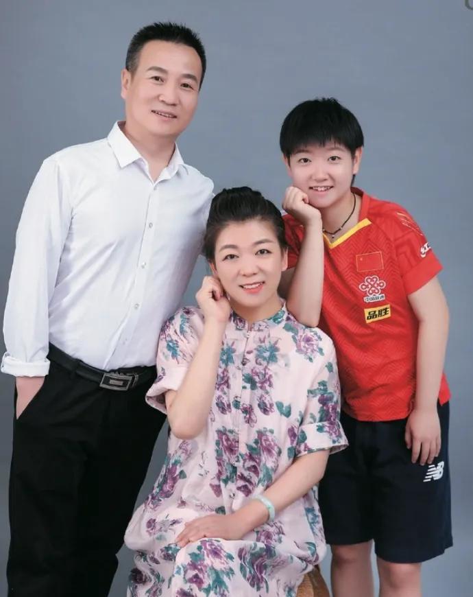 孙颖莎拿来百万奖金，记者问她怎么花，莎莎很乖地说：“还是会给父母，让他们保管。”