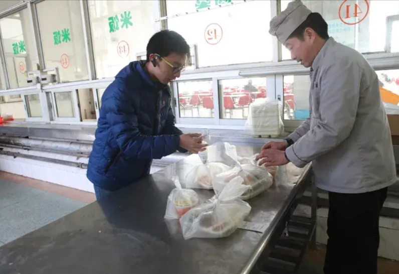 内卷式消费有多严重？

前阵子，我们公司一千多号工人到了午餐时间，食堂里却没几个