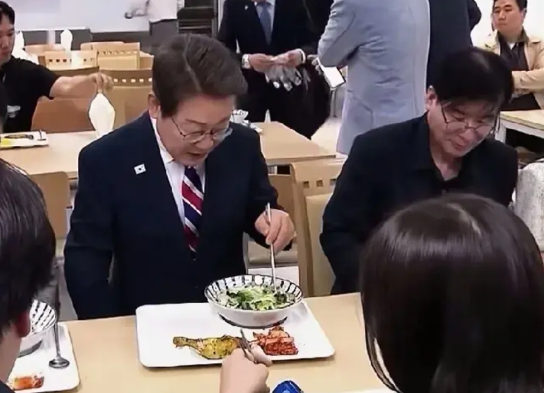 都说韩国是亚洲四小龙很富的，但是李在明总统和他的记者朋友吃的就是素面条，一个很小