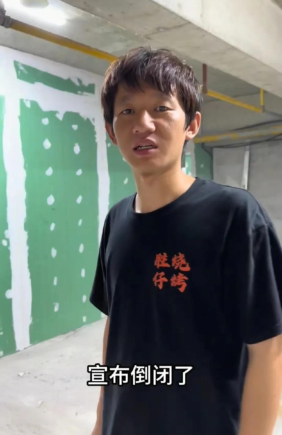 洪湖胜仔大排档今天还是倒闭了，不到一个月直接亏了二十多万。
农村小伙胜仔拿出家里