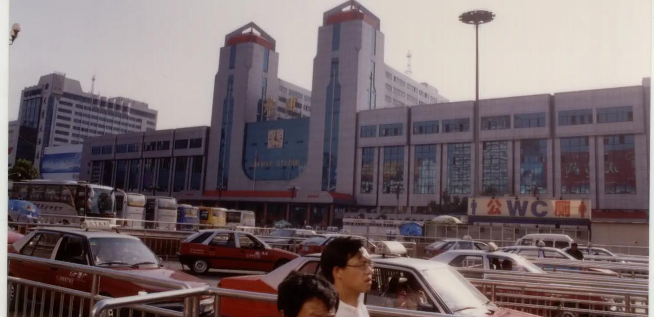 2005年郑州火车站:周边有银基、锦荣、世贸等服装批发市场，二七广场周边，亚细亚