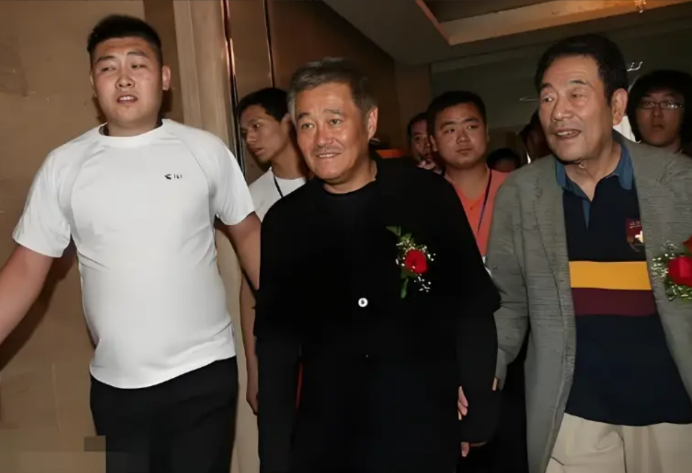 赵本山也是没有想到

杨少华去世后，自己反而上了热搜

不是因为自己的穿着，也不