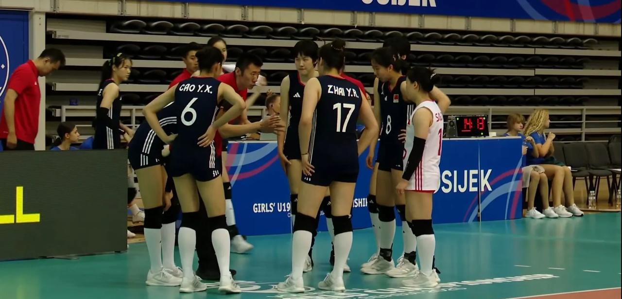 U19中国女排主教练袁志坚持首发表现不佳的接应李一依，以0-1先丢一局。第二局用