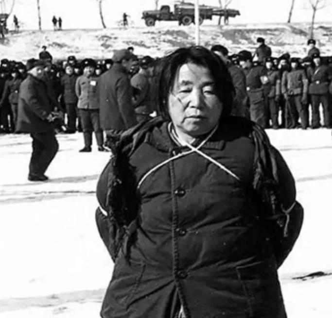 1980年，哈尔滨郊外刑场，死刑犯王守信被枪毙后，留下的一张老照片，此时的她已经