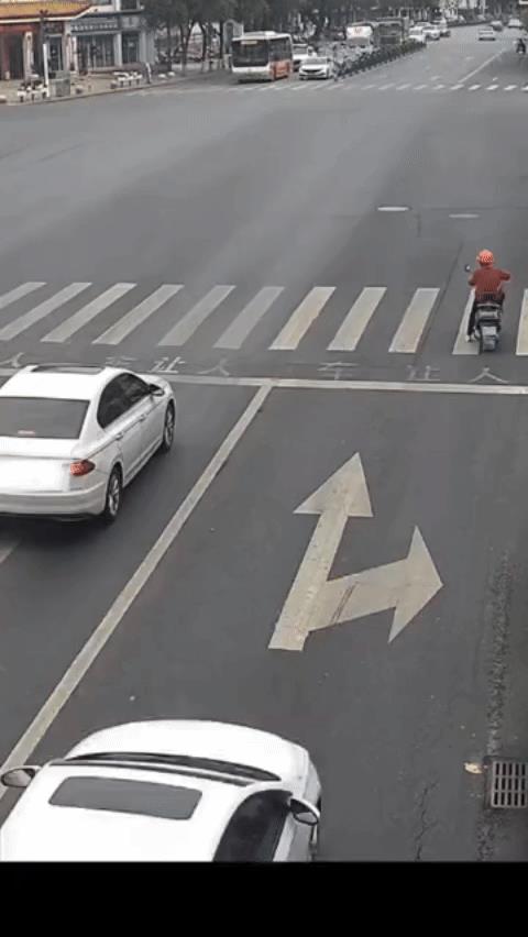 这操作，谁看谁懵啊！他这是看不惯，赶着截停吗？直行绿灯亮了，电动车闯红灯抢着左转