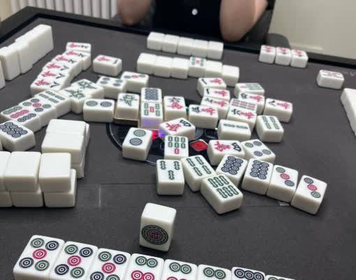 广西一已婚女子应男牌友邀约打麻将，凌晨2点女子等另两名牌友离开后，说“累了”想借