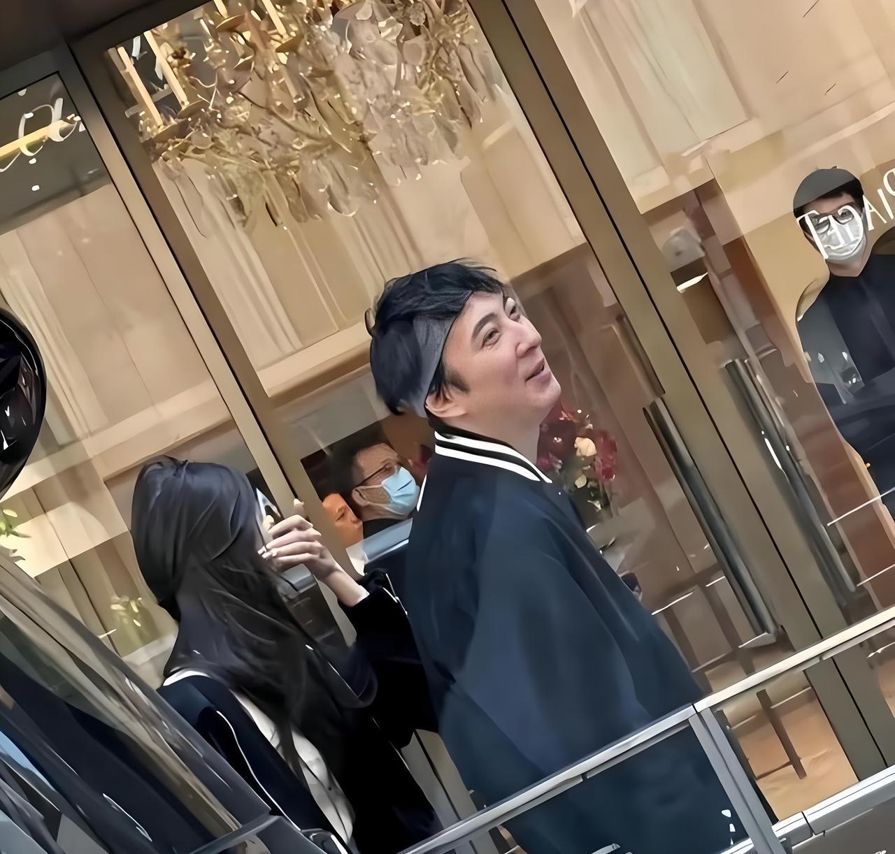这么多年了，一直看到王思聪到处旅游的画面，在他身边的女孩，就会被网友扒出来，走红