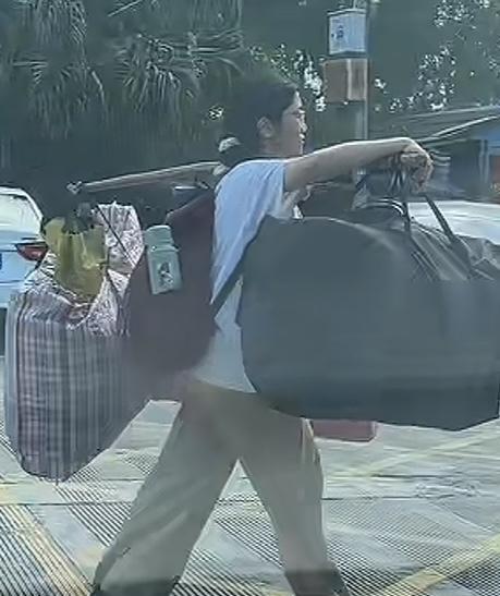 被人民网点名报道，全网点赞的高考生！
高考结束！女生独自一人挑着行李回家，背着书