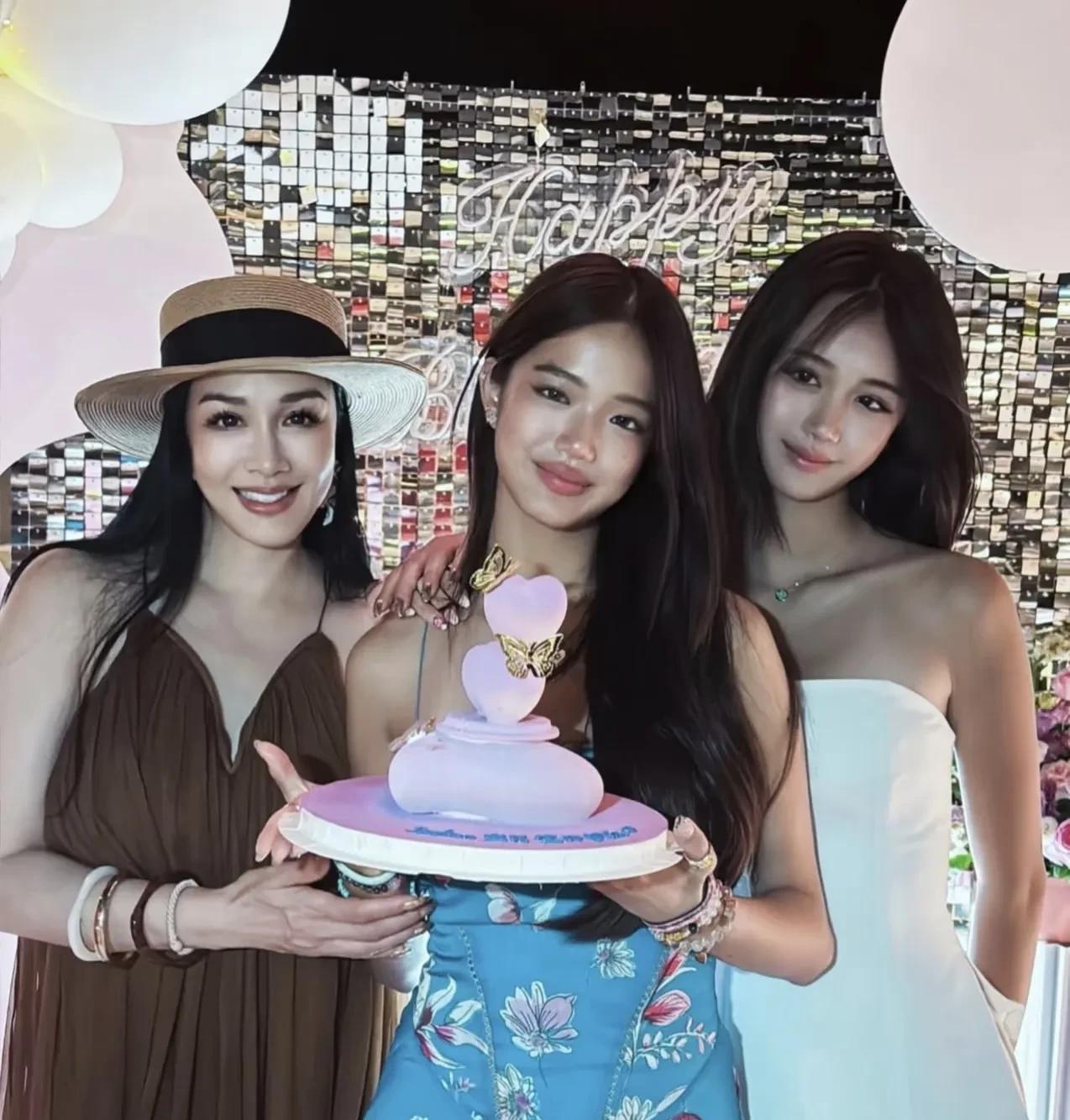 钟丽缇家的几个女儿都长得好漂亮，但个人觉得真的说相似度的话，老三跟妈妈是最像的。