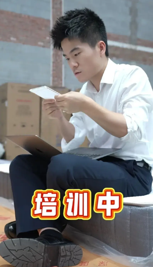 无论外界如何喧嚣，怎么也挡不住董宇辉自我精进的步伐

昨天董宇辉没上播，可他并没