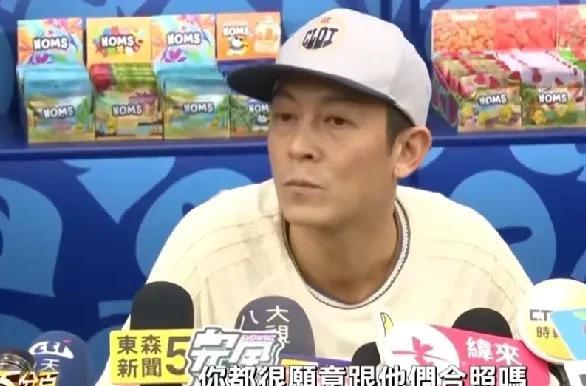陈冠希回香港后，有记者问他：“粉丝如果遇到你了，你愿意和他们合影吗？”陈冠希：“