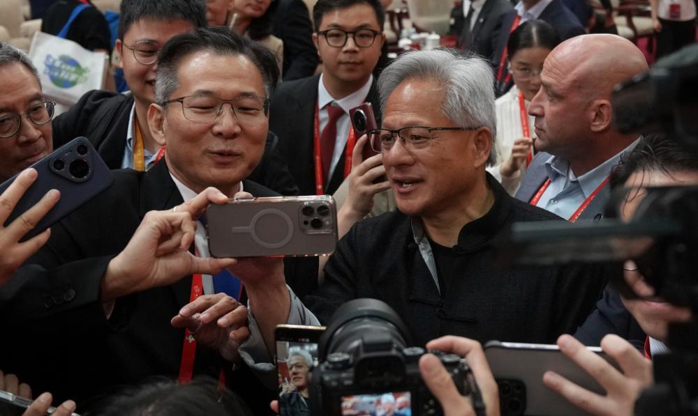 【黄仁勋提自己是“中国人”、“美籍华人”就是不提是“台湾人”，台专家大骂黄是“地