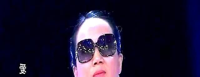 女子和情人在车里亲热到一半，突然被车窗外的人影吓得一激灵

丈夫那张铁青的脸