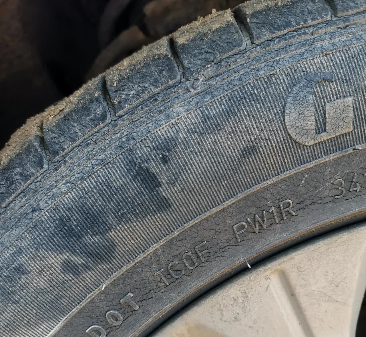 这样的轮胎还能继续用吗？
原车轮胎已经10年了，跑了4.5万公里。基本不上高速
