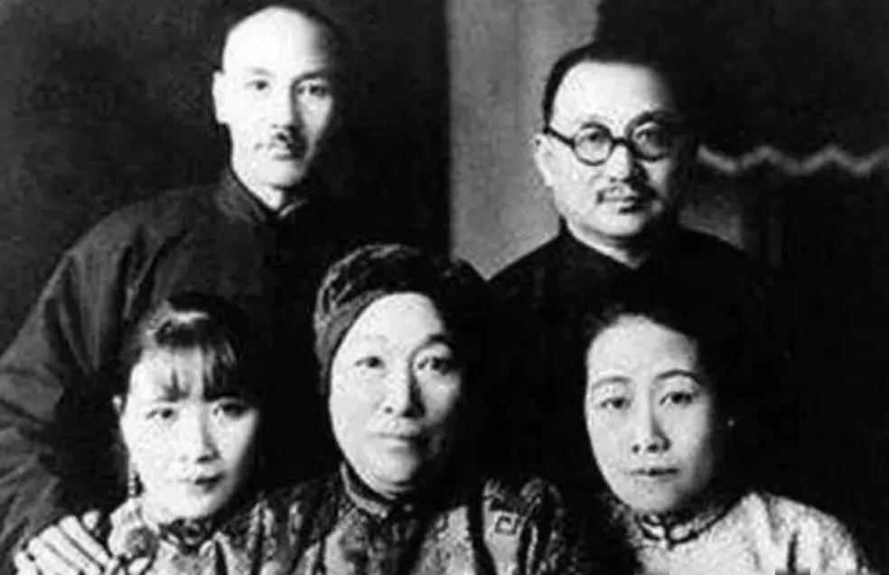 1921年6月14日，蒋介石的母亲王采玉病逝。临终前她叮嘱蒋介石，在她死后务必要
