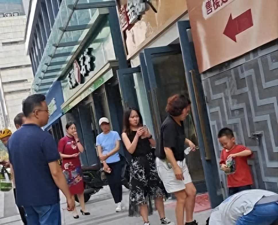 男子一个月赚十万，妻子却跟别的男人暖味。
南京的街头一男子跪在地上痛哭流涕，男