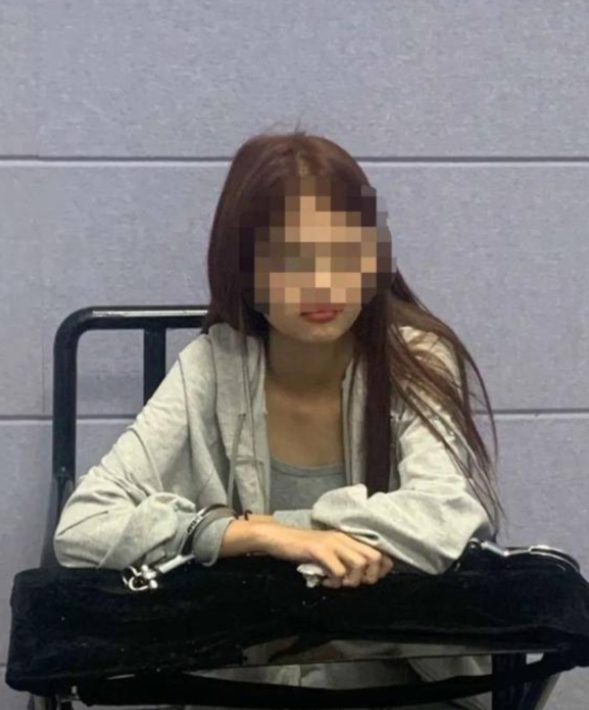 “我陪你睡一晚，你饶了我吧。”
2021 年，23 岁美女偷化妆品被店主发现，女
