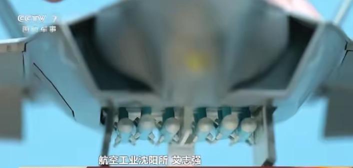 歼35弹仓可挂6枚霹雳15！
歼35作为中型舰载机，弹仓能有这装载量相当厉害。霹
