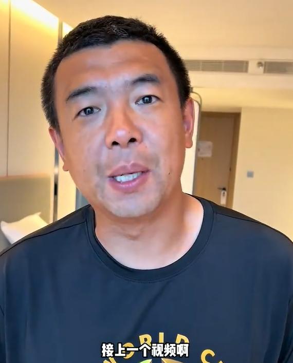 前国脚徐亮近期在网络上热度比较高，这源自国足世预赛出局之后有网友又把他一年多前直
