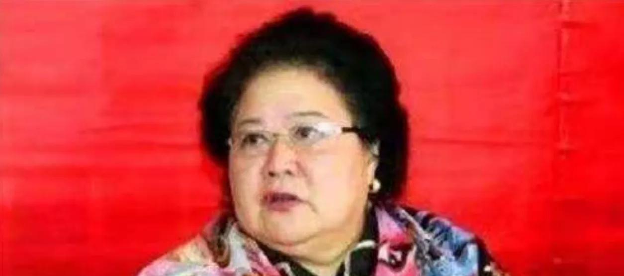 1988年，“小常宝”齐淑芳带领30名演员留美不归，背叛祖国抛弃丈夫，并恶狠狠对