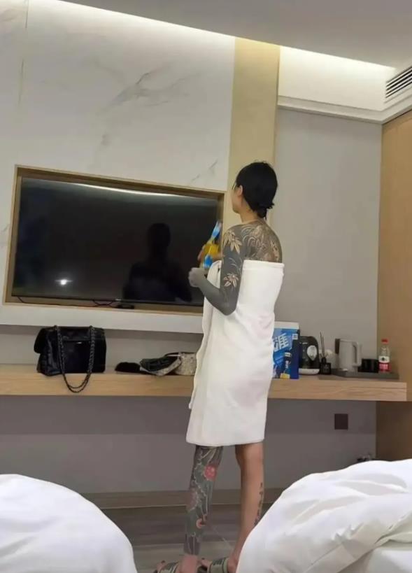 纹身纯属个人爱好，并不代表就是个坏女孩，你们说对吗？