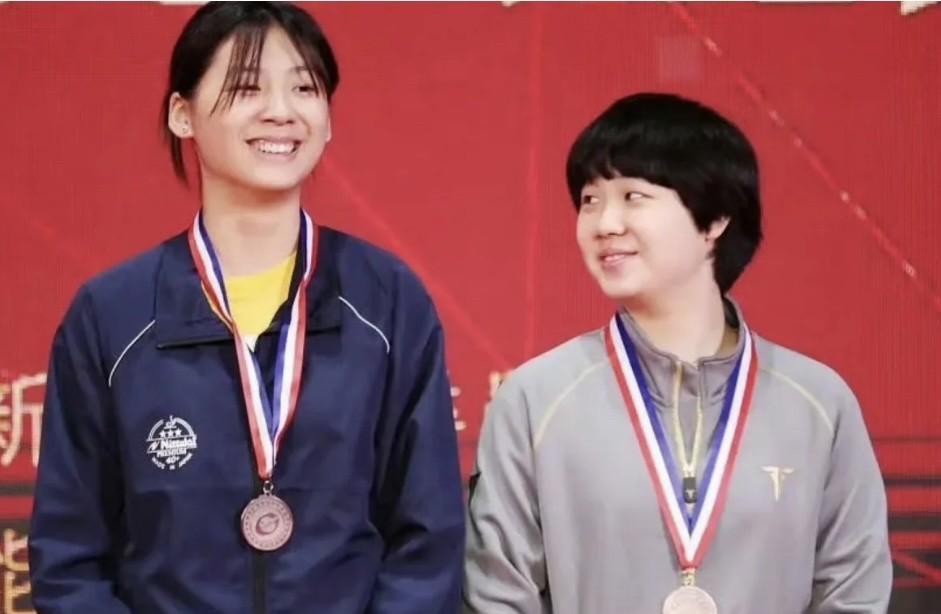 网友太有才了，
说蒯曼是梁靖崑在女队的继承人，上来先丢两局，然后库库追分，玩的就