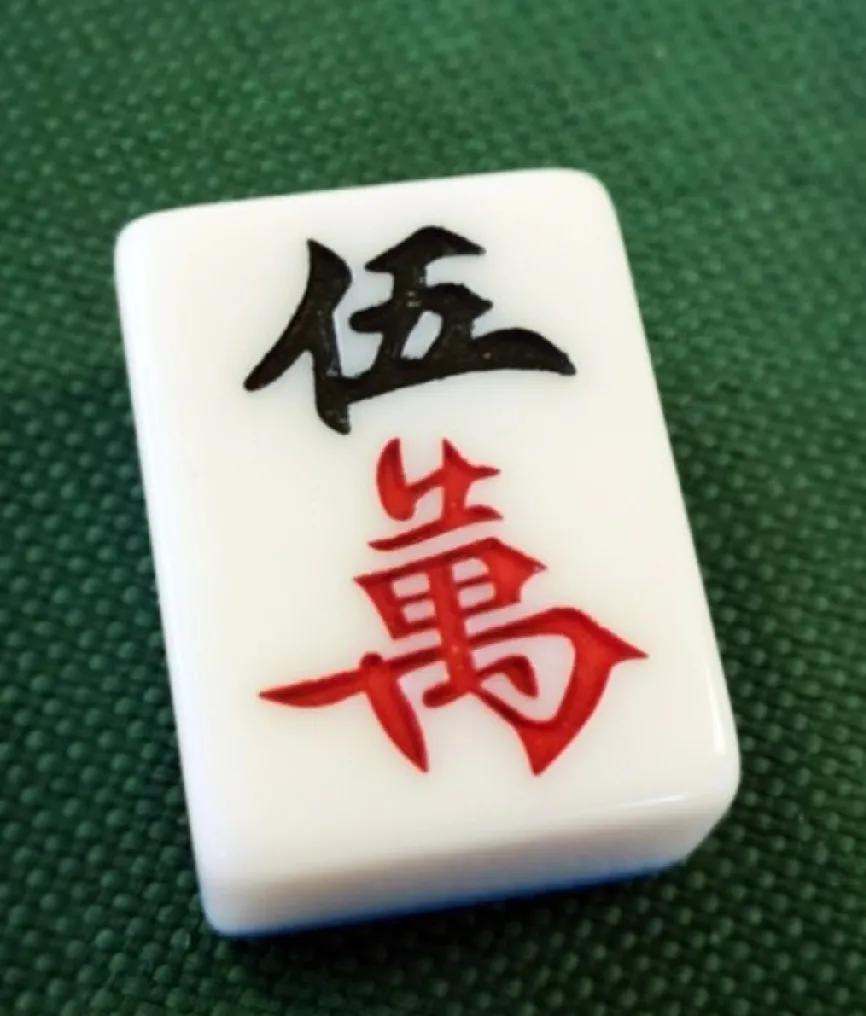 目前采用繁体字的地区：
1，台湾省：繁体字
2，香港：   繁体字
3，澳门： 
