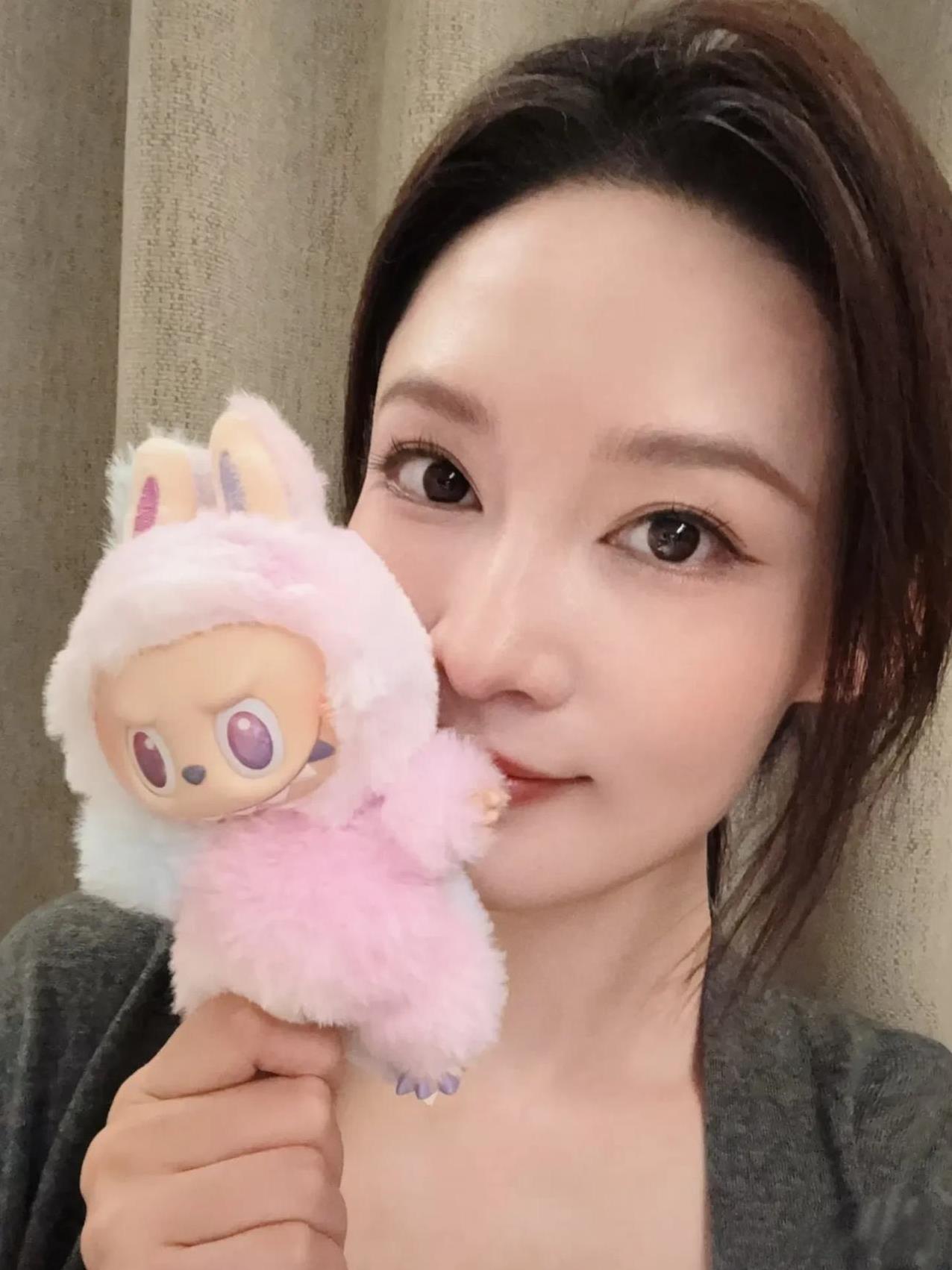 看李沁就跟看隔壁家姐姐似的，笑容特甜，抱个玩偶一脸纯真劲儿，美得清爽不造作，一点