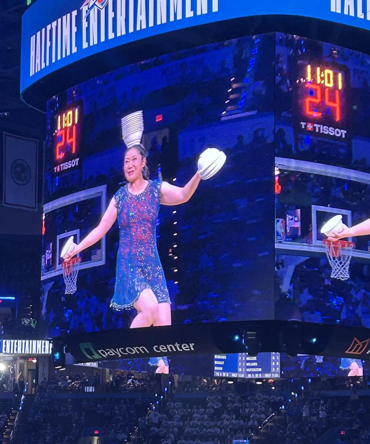 赛场“顶碗奶奶”：32年的杂技体育融合传奇
在NBA赛场，有一位特殊的“顶碗奶奶