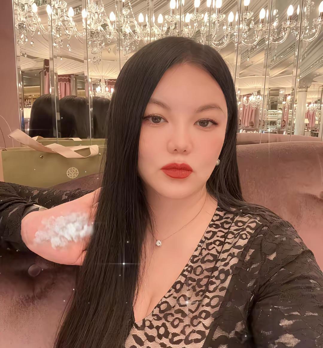 李湘真是太讲究了！
发个自拍照都要把掌纹打马赛克！
看来像她这样的富婆，掌纹里真
