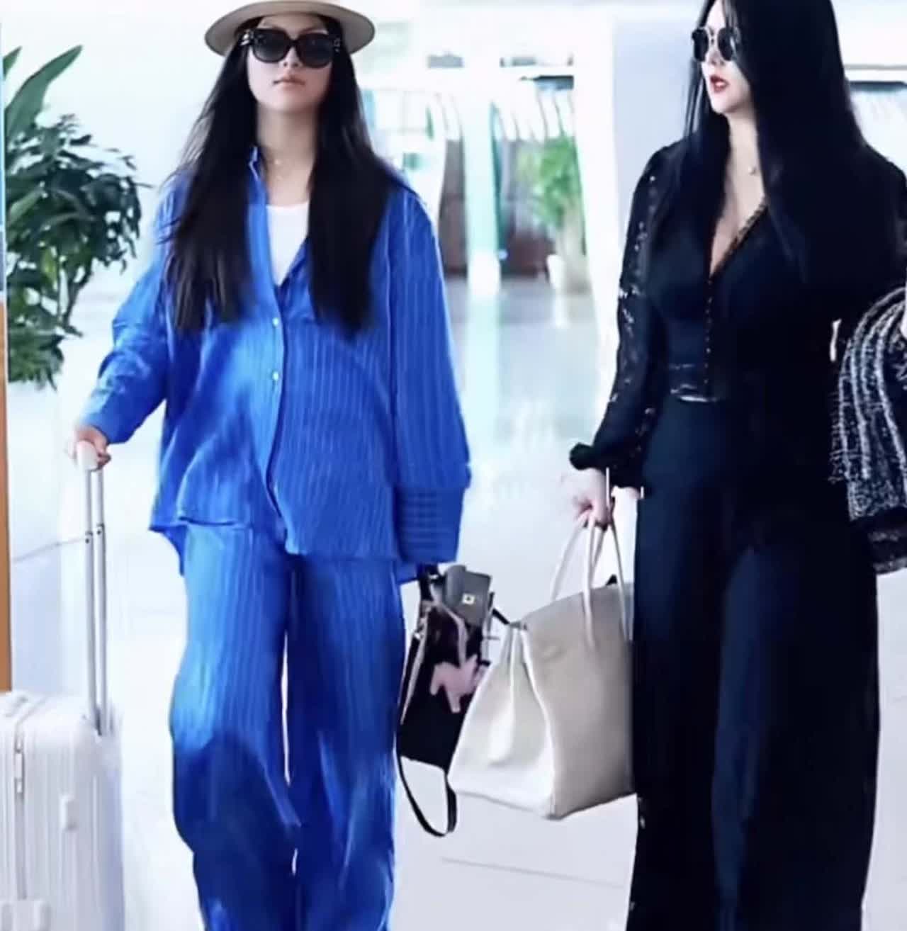 李湘王诗龄这对母女又出现在机场了，这次王诗龄是在妈妈的陪同下出门旅游，王诗龄一身