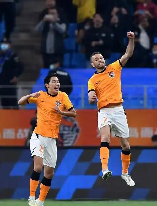 亚泰球迷实在坐不住了！海牛竟然1-0领先河南了！要知道上一轮河南可是狂胜大连英博